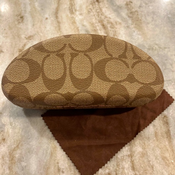 Coach frame for sunglass lenses with branded case. Model S2021. - Picture 7 of 7